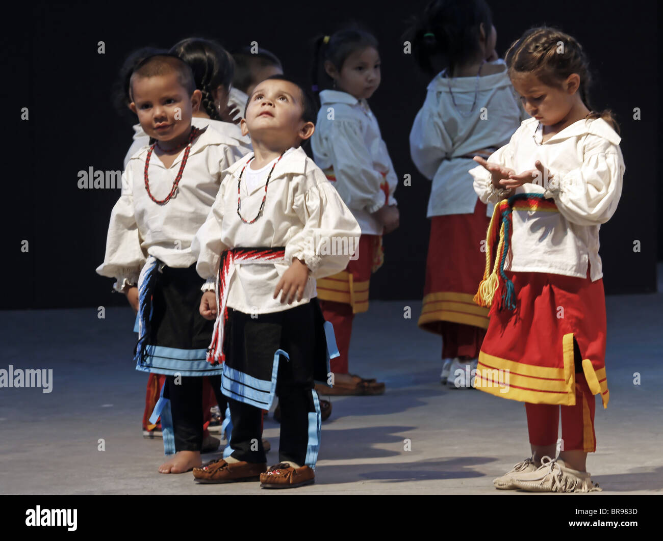 Cherokee, Carolina del Norte - Jóvenes cherokis, actuar en el escenario durante el Festival anual de las tribus del Sudeste. Foto de stock