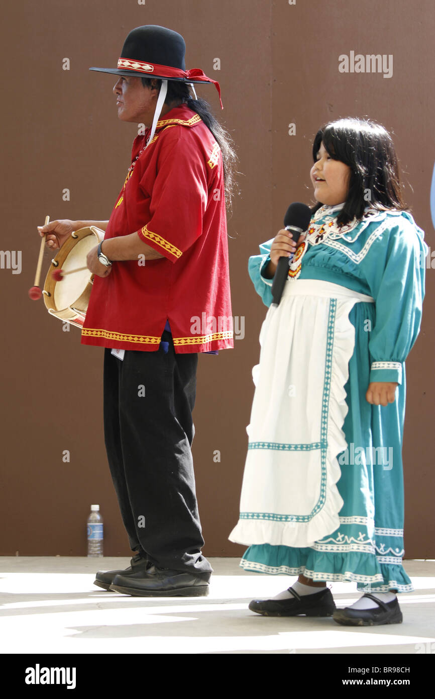 Cherokee, Carolina del Norte - Indios Chactaw baterista y cantante en el escenario durante el Festival anual de las tribus del Sudeste. Foto de stock