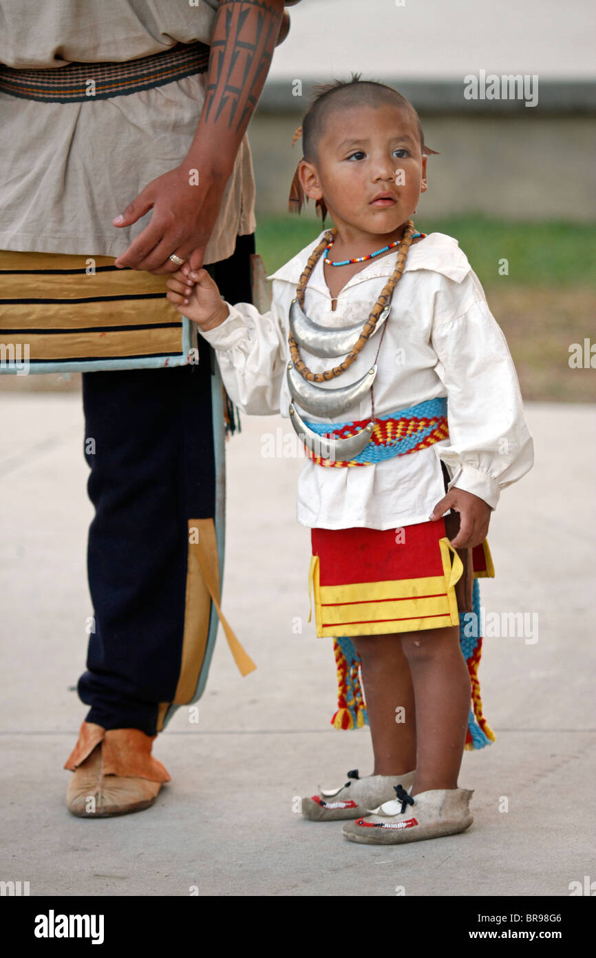 Cherokee, Carolina del Norte - joven muchacho Cherokee vestida con un traje tradicional en el sudeste tribus Festival. Foto de stock