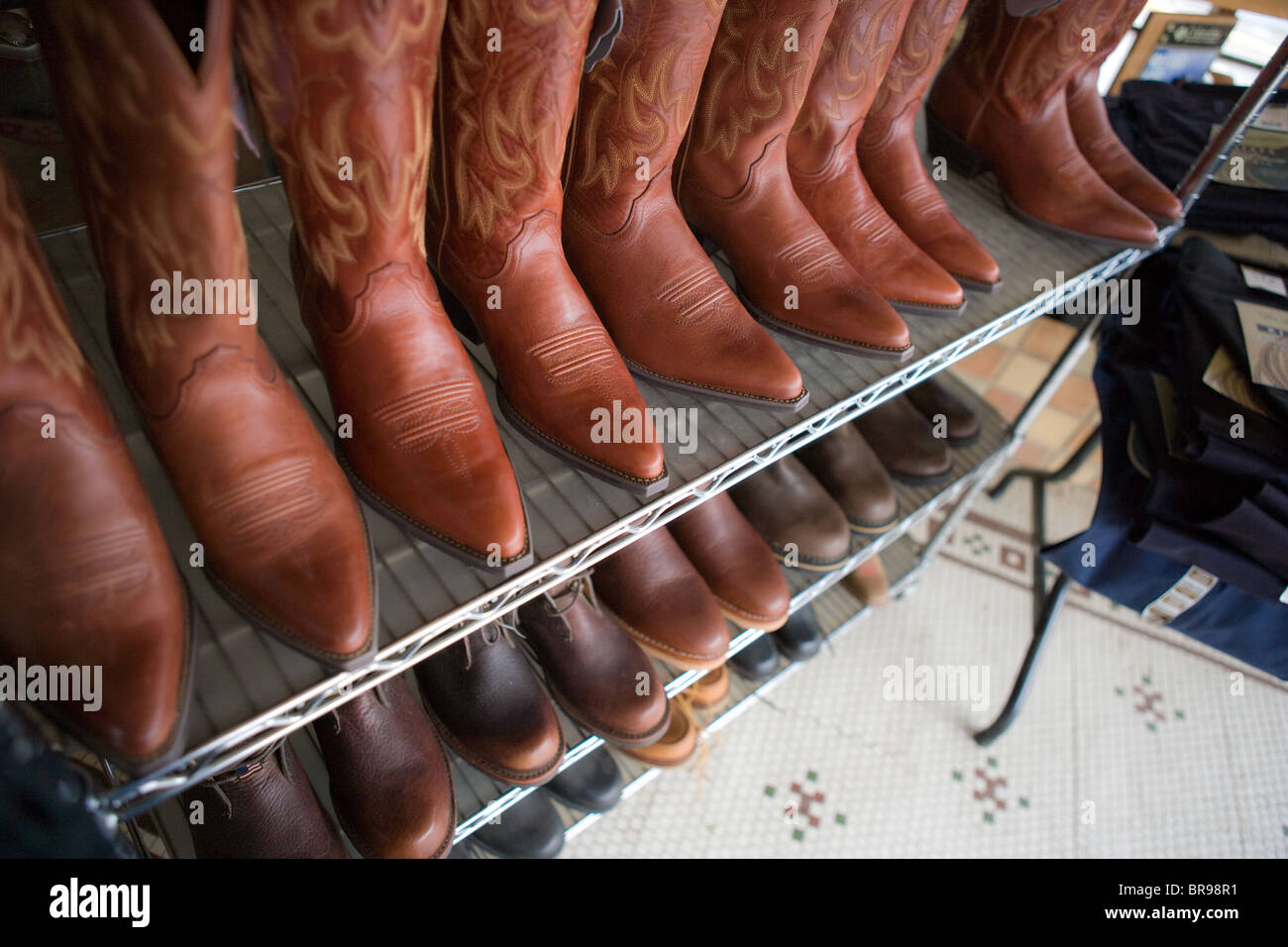 Bota de vaquero de cuero ropa vaquera ropa tienda venta fila brillante  señaló la convergencia para la venta american brown estante artesanal de  muchos Fotografía de stock - Alamy