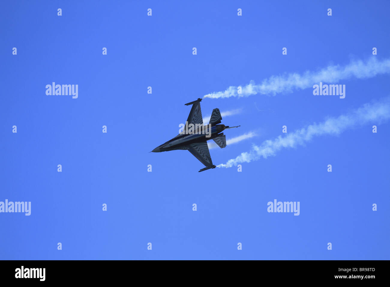 Una Fuerza Aérea Belga F16 (Lockheed Martin F-16 Falcon Jet de combate combate) realiza en el show aéreo de Eastbourne, East Sussex, Inglaterra Foto de stock