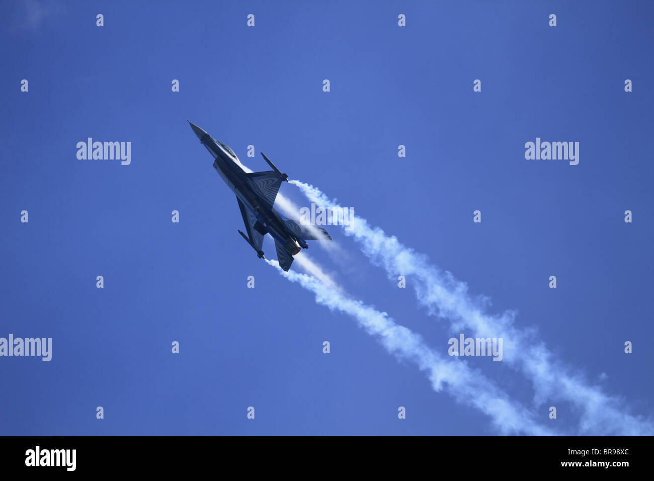 Una Fuerza Aérea Belga F16 (Lockheed Martin F-16 Falcon Jet de combate combate) realiza en el show aéreo de Eastbourne, East Sussex, Inglaterra Foto de stock