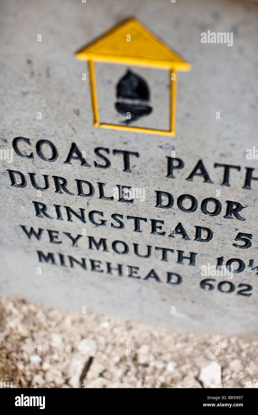 Ruta de la costa suroeste de signo en Durdle Door, Dorset, Reino Unido Foto de stock
