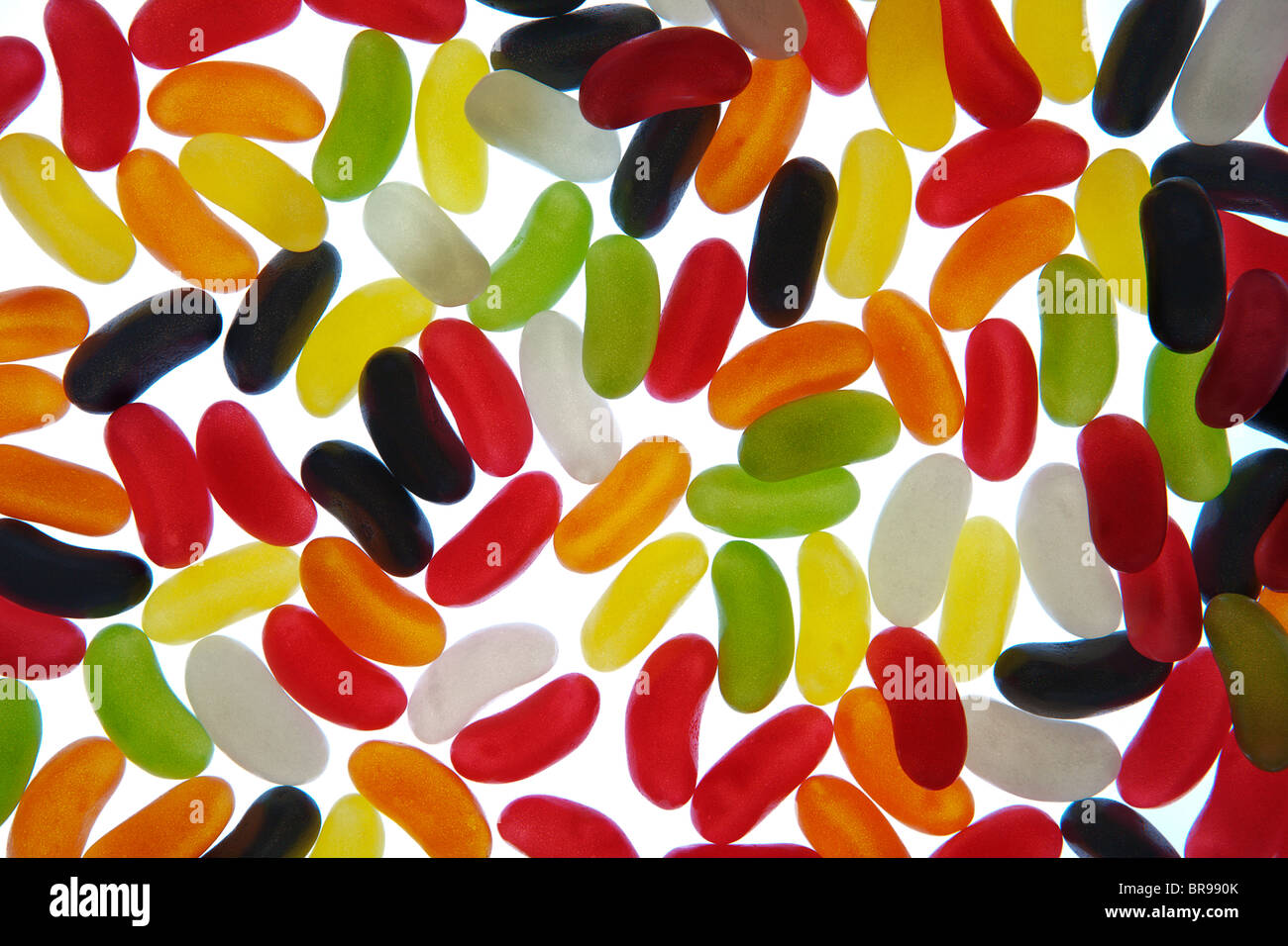 Muchos Jelly Beans dulces sobre un fondo blanco tierra Foto de stock
