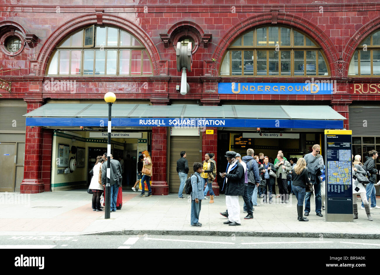 La gente en frente de la estación de metro Russell Square de Londres, Inglaterra Gran Bretaña UK Foto de stock