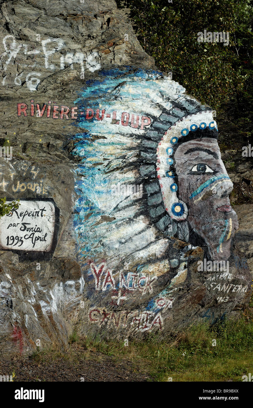 Una pintura de un jefe indio pintado sobre una roca Foto de stock