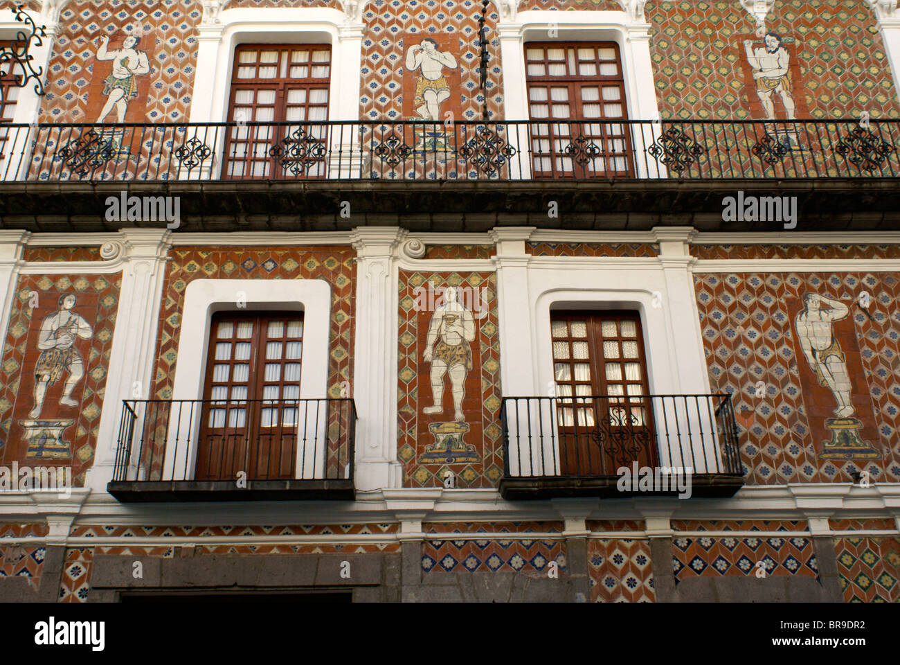 Los murales de azulejos en la fachada de la Casa de las Munecos o casa de  muñecas en la ciudad de Puebla, México. Puebla es un sitio del Patrimonio  Mundial de la