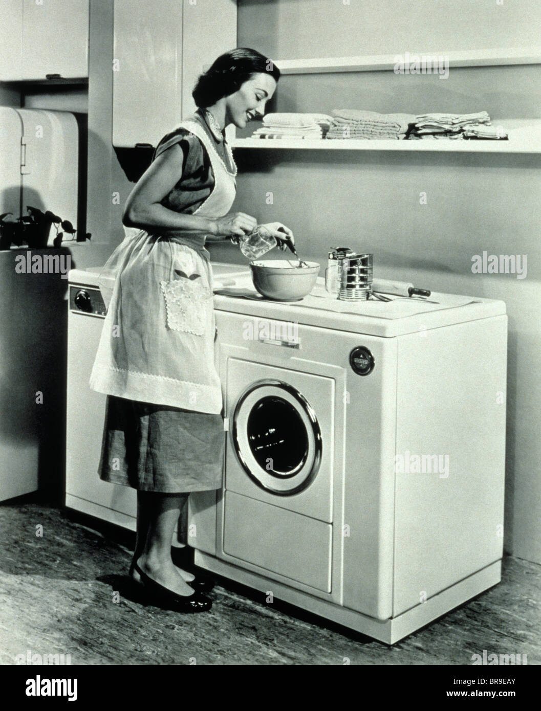1950s laundry fotografías e imágenes de alta resolución - Alamy