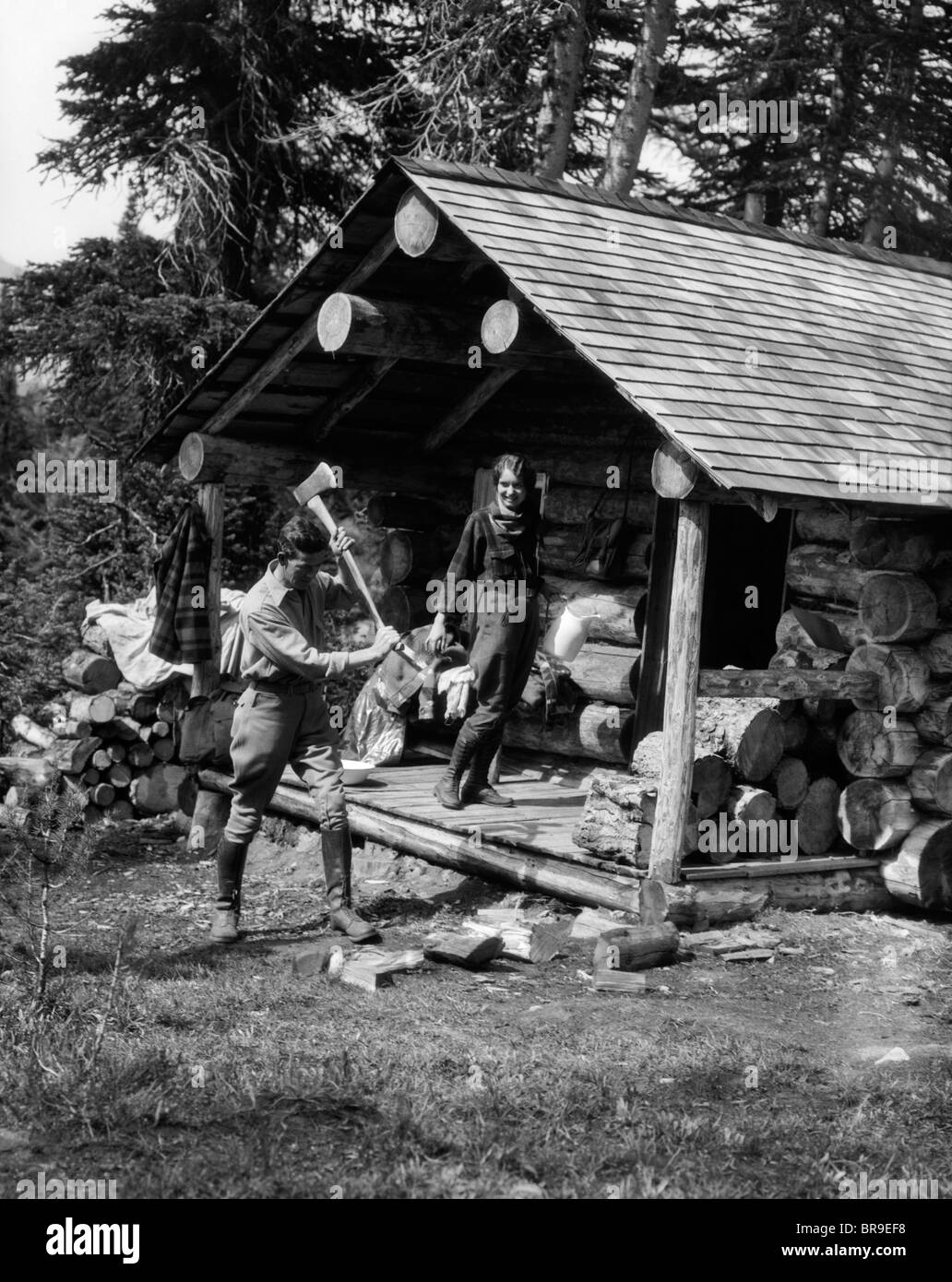 Hombre Para Trabajar La Madera Con Una Cuña De División, La Preparación De  La Leña En El Jardín Fotos, retratos, imágenes y fotografía de archivo  libres de derecho. Image 39667925