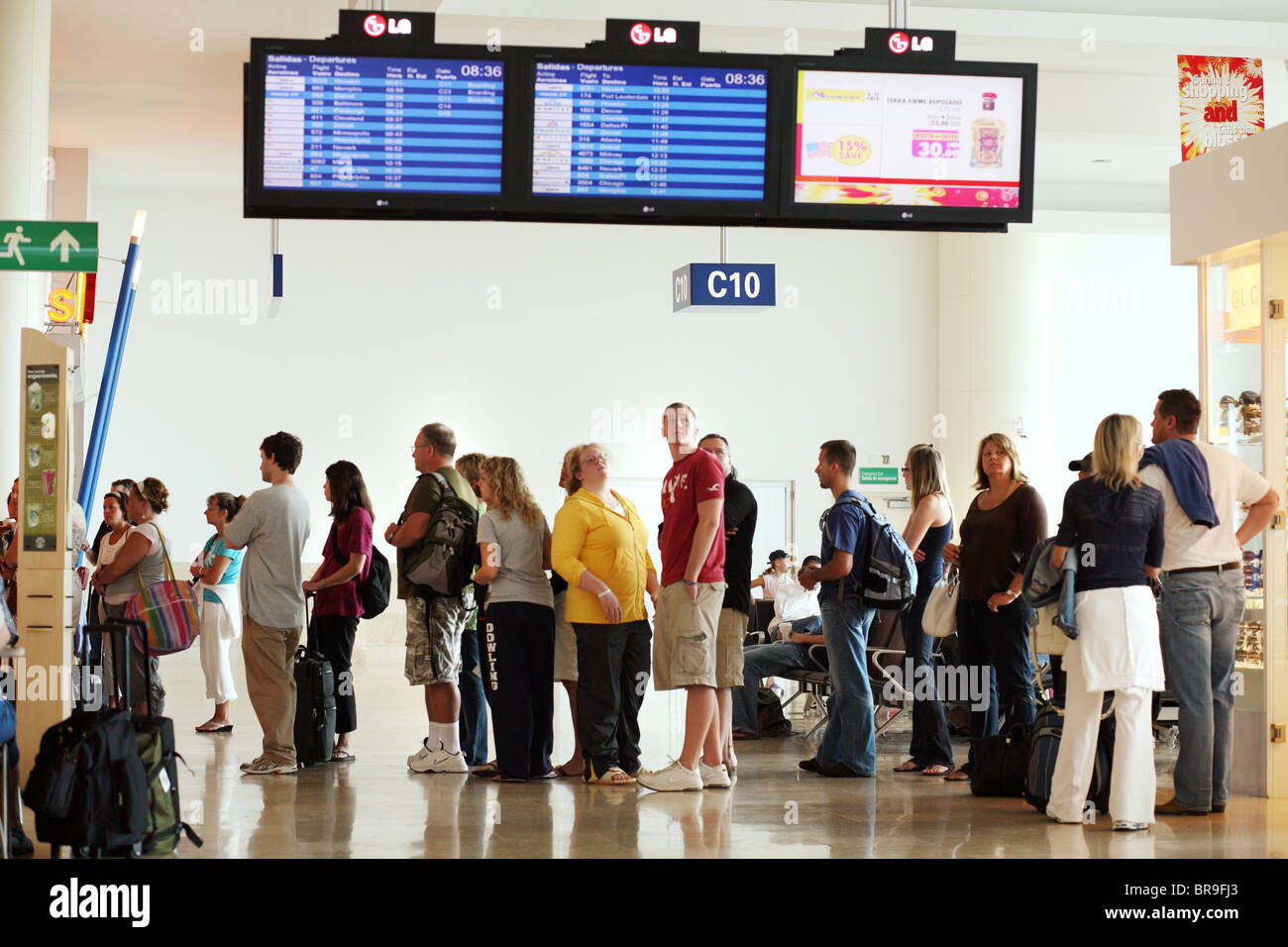 La gente espera en línea en el Aeropuerto Internacional de Cancún en Cancún, México. Foto de stock