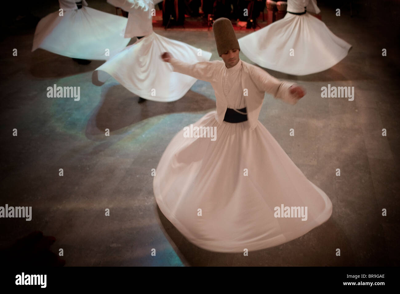 Derviches danzantes bailan danzas tradicionales Estambul, Turquía. Foto de stock