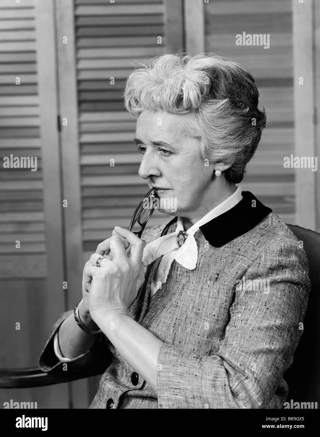 1960 altos mujer madura reflexión sobre gafas barbilla inclinada Fotografía  de stock - Alamy