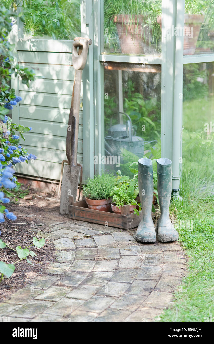Las herramientas de jardín y Wellington botas fuera de gases Foto de stock