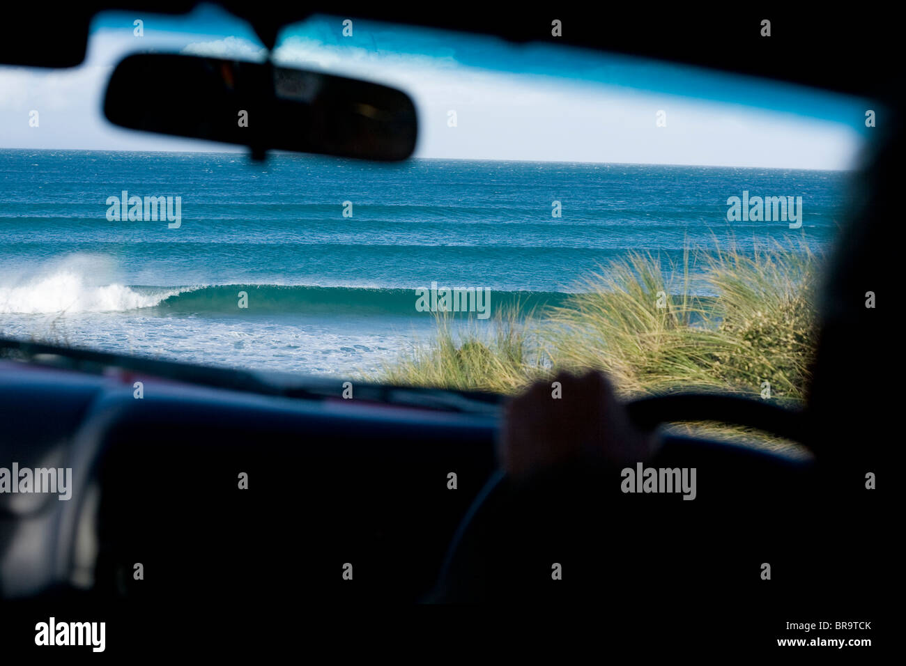 Una vista de las olas a través del parabrisas de un coche King Island en Australia. Foto de stock