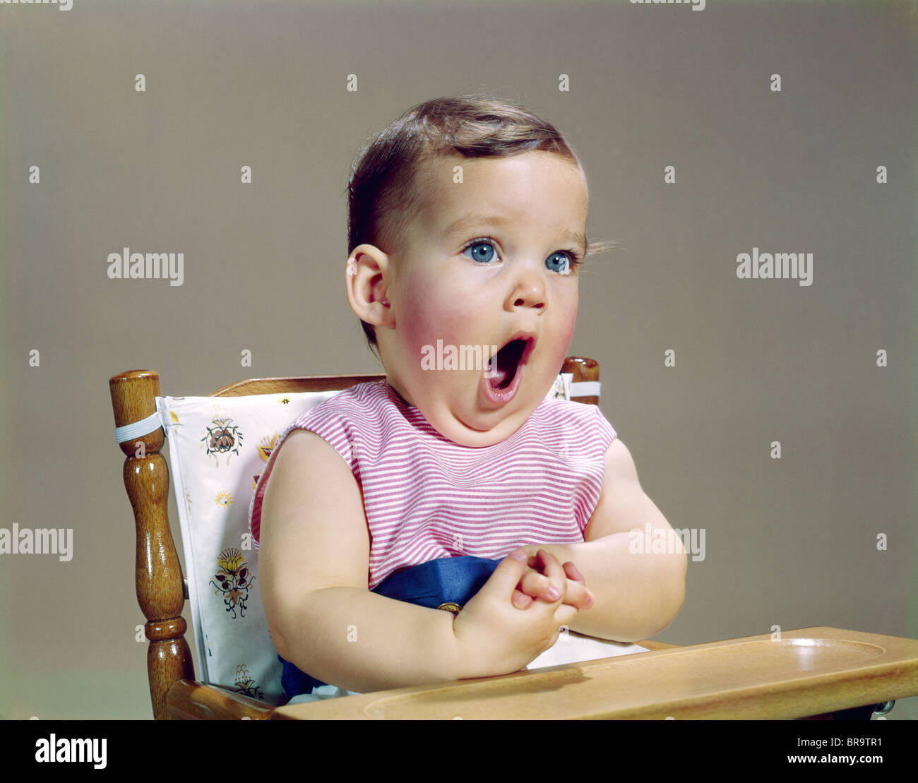 1960 bebé boca abierta el bostezo sorprendió cantando conmocionado asombrado la expresión facial Foto de stock