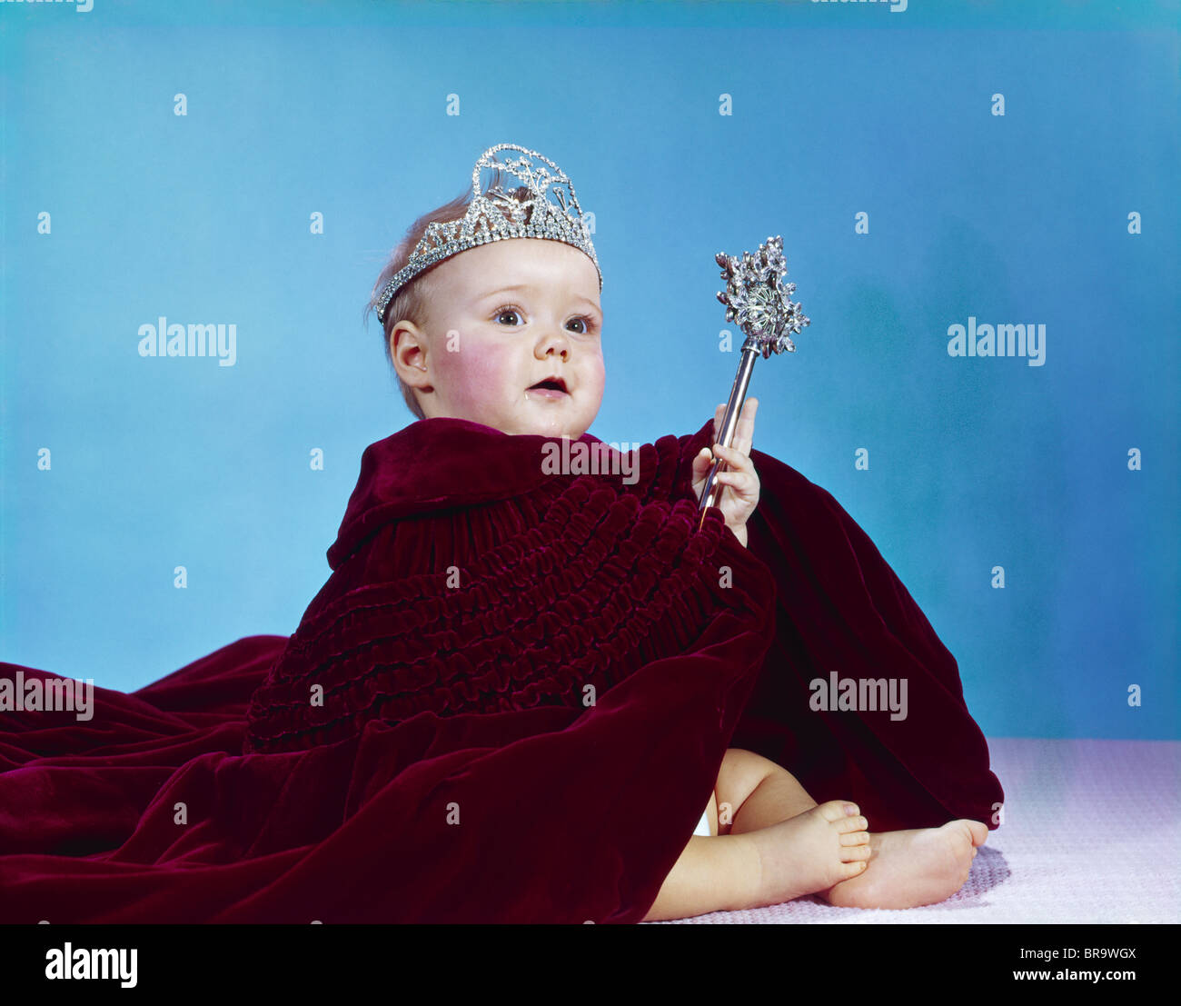 1960 BABY vestida como Royal Queen en terciopelo MANTO MANTO CAPE  RHINESTONE TIARA corona y cetro WAND Fotografía de stock - Alamy