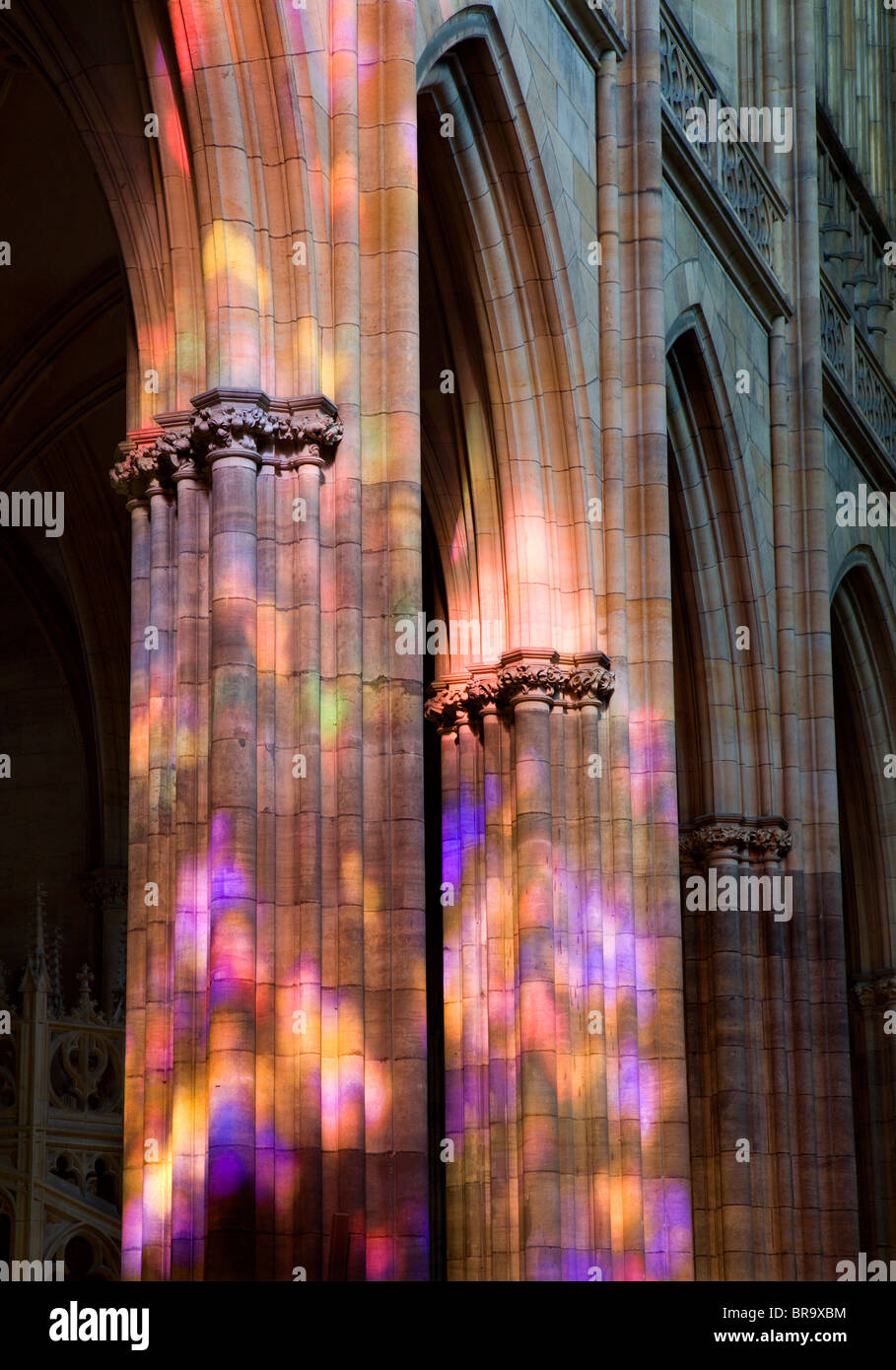 La catedral de San Vito en Praga - interior al atardecer Foto de stock