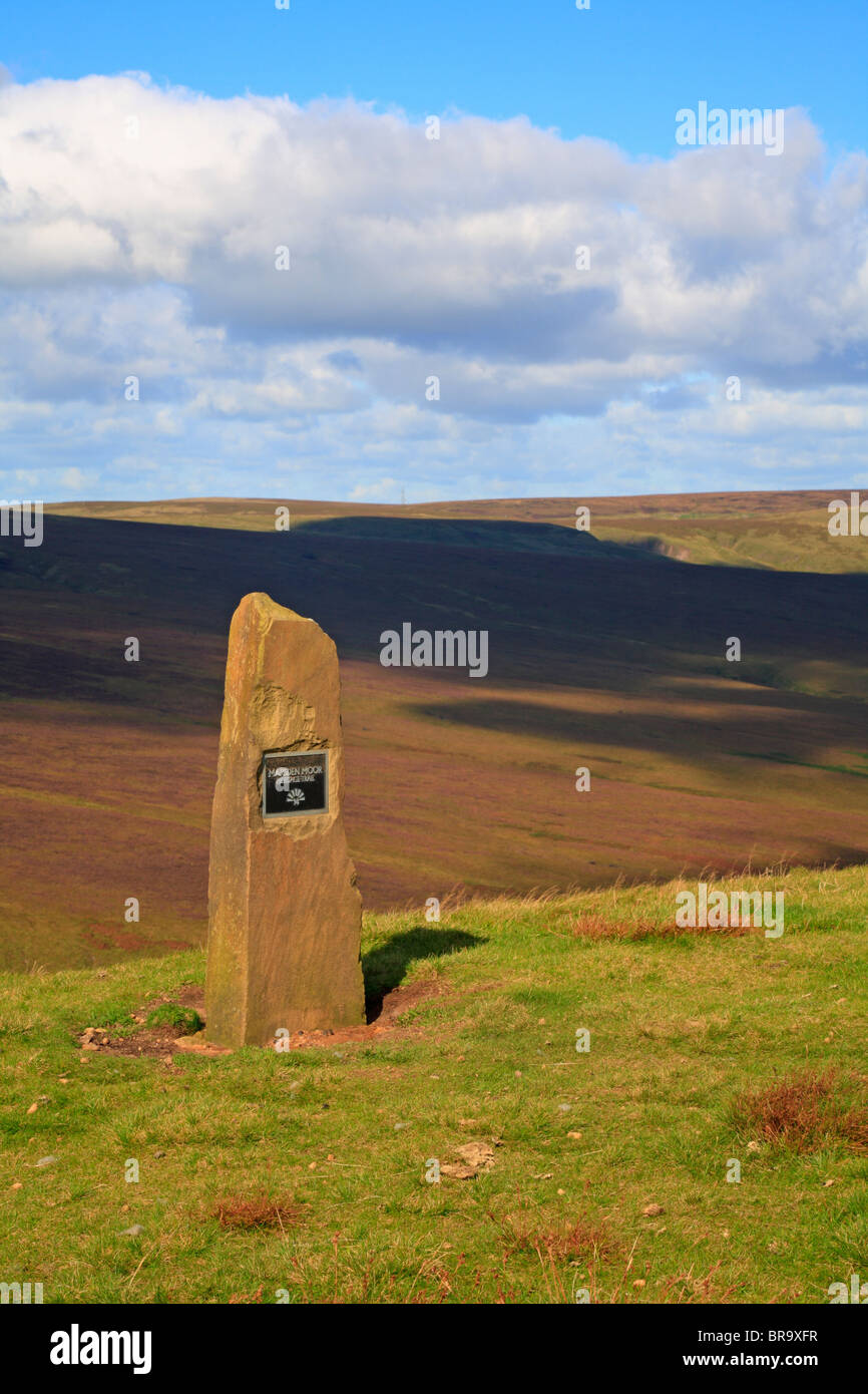 Marsden Moor Heritage Trail marcador de piedra en la cima de la colina, Pule Marsden, West Yorkshire, Inglaterra, Reino Unido. Foto de stock