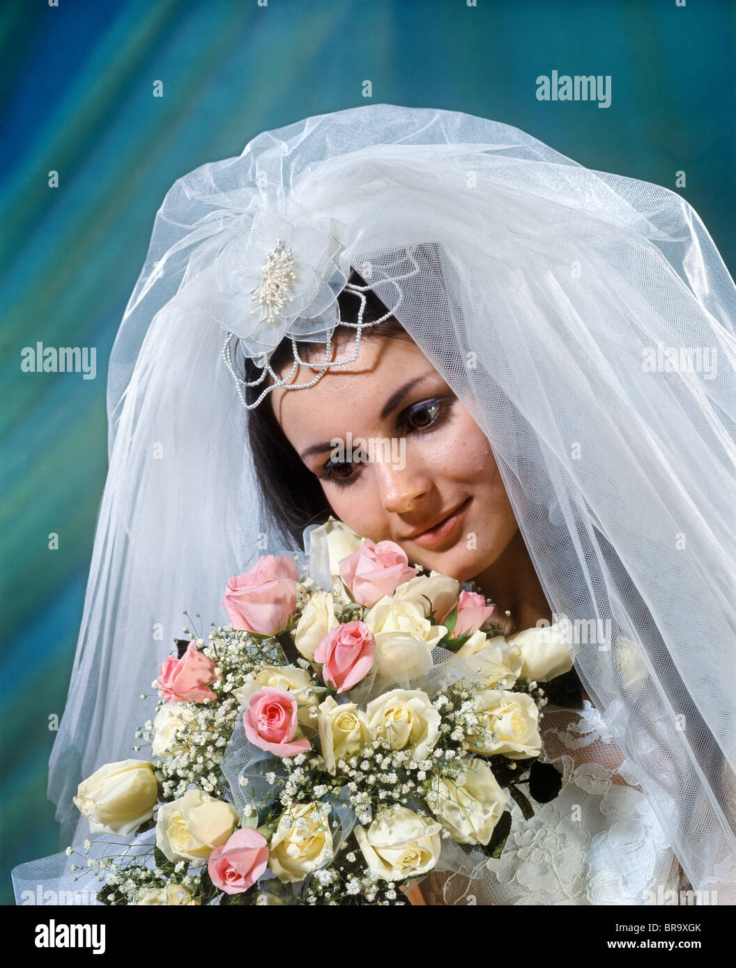 1970 vestidos de novia velo sosteniendo Bouquet Rosa rosas amarillas la  respiración del bebé Fotografía de stock - Alamy