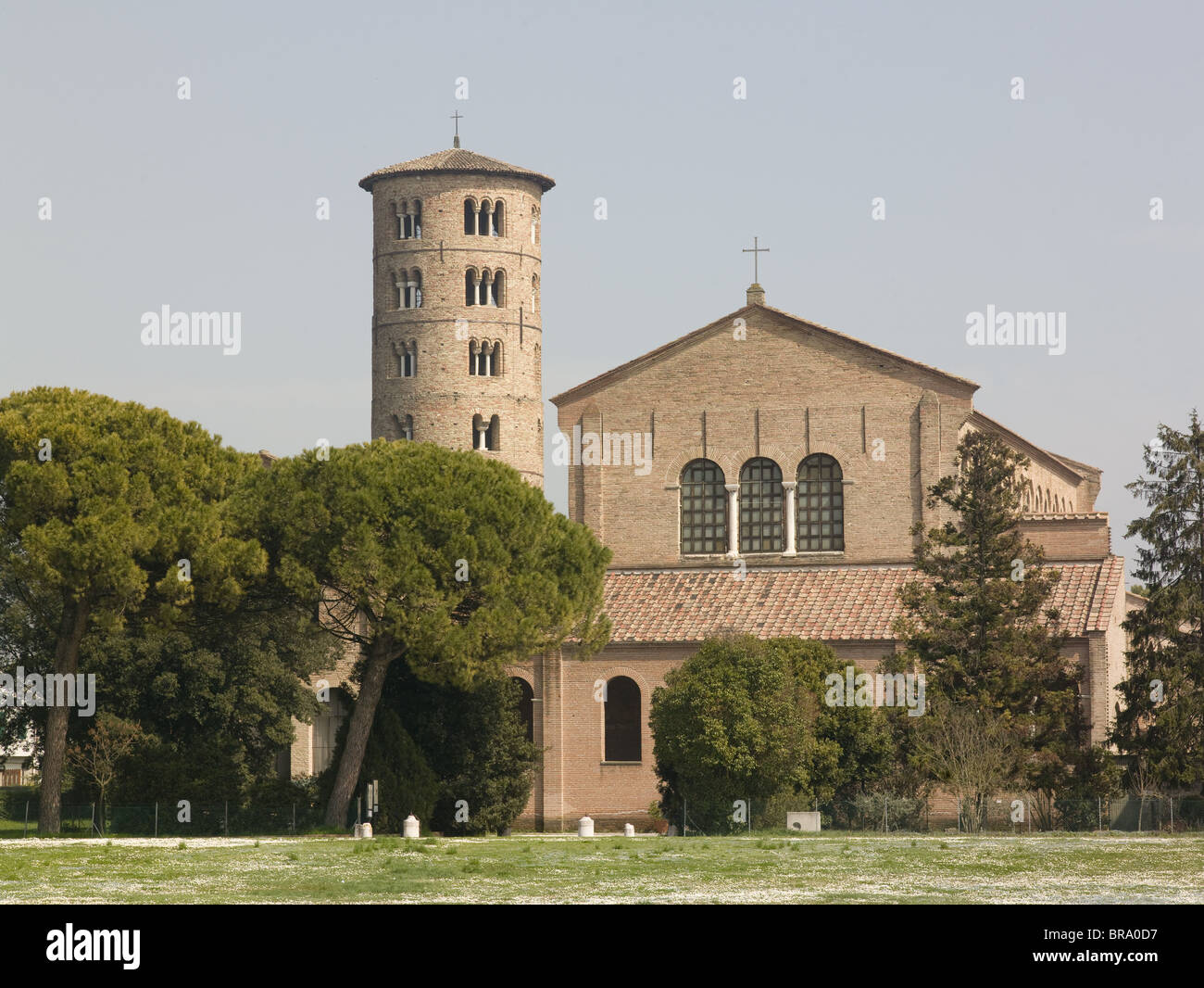 Italia Rávena Basílica de Sant'Apollinare en Classe. Ladrillo, West Front y el campanile. Foto de stock