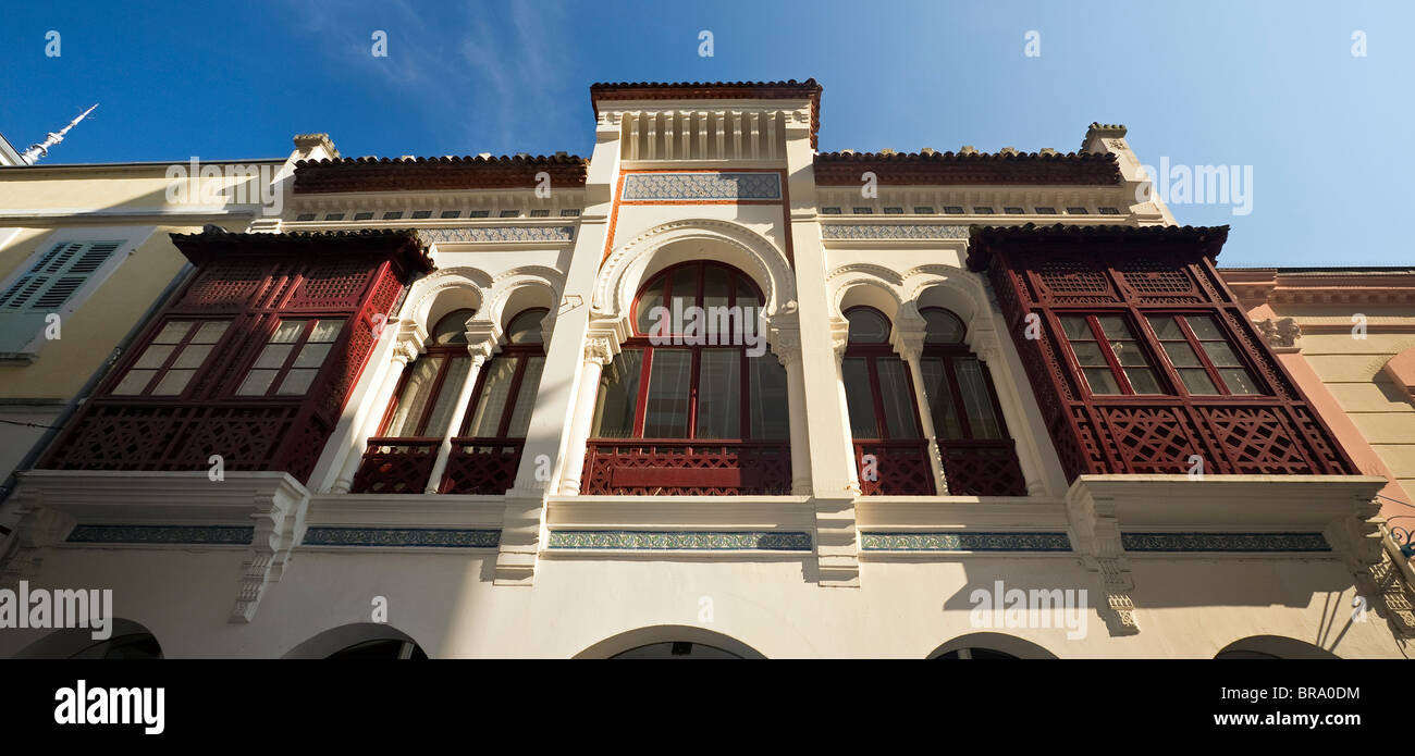 El estilo morisco inspirada 'Alhambra' villa, en Vichy (Francia). La villa 'L'Alhambra' de estilo néo-mauresque à Vichy. Foto de stock