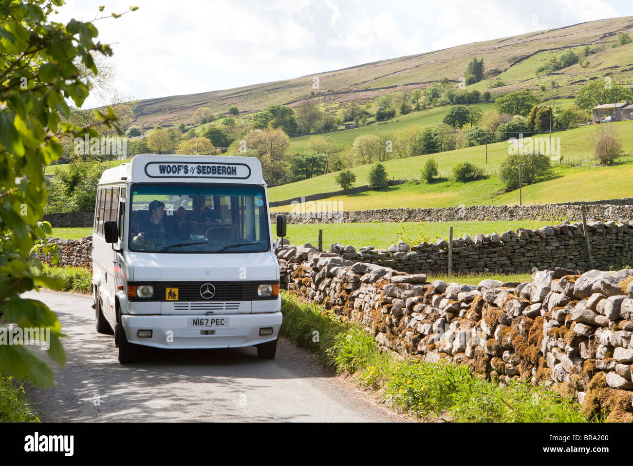 Servicio local de autobuses familiares que operan en Dentdale, cerca de Cowgill, en el Parque Nacional Yorkshire Dales, al este de Dent, Cumbria, Reino Unido Foto de stock