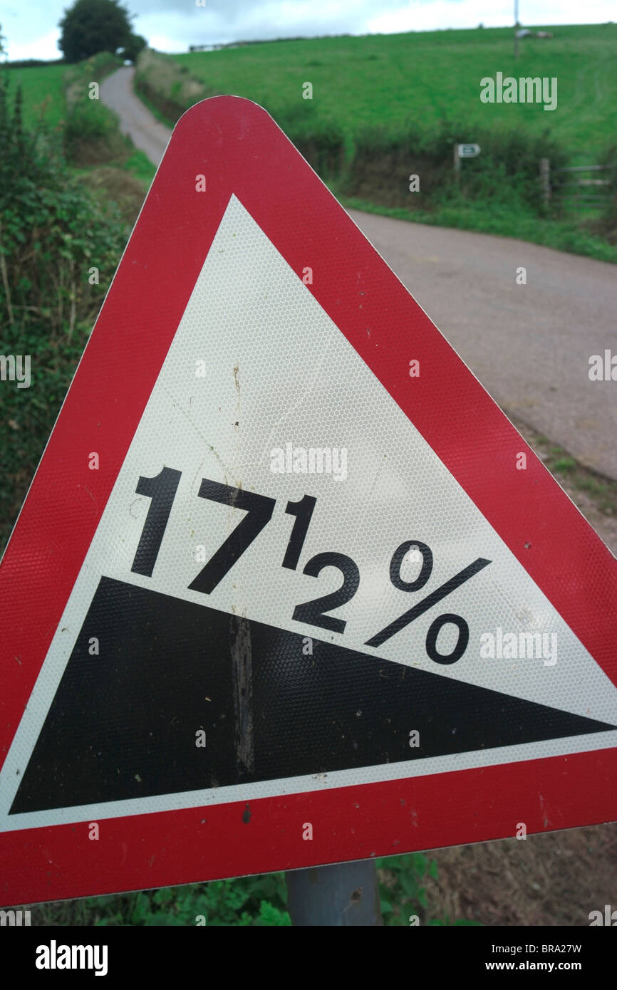 Señal de carretera mostrando hill de 17,5% - el IVA aumentará del 17,5% al 20% en el Reino Unido en enero de 2011 Foto de stock