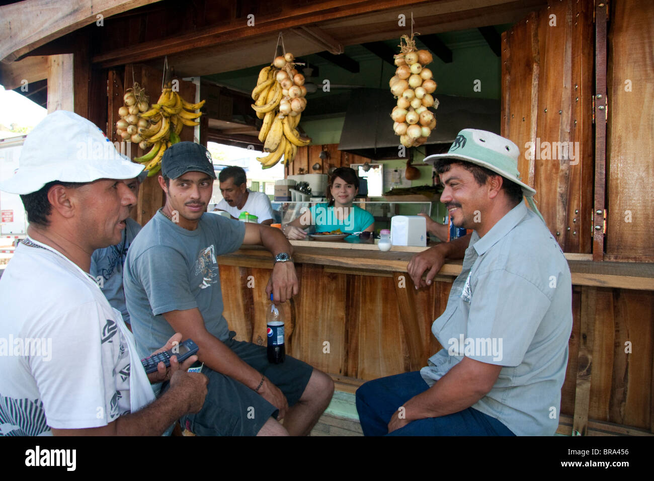 Servidor y clientes en un café al aire libre en Quepos, Costa Rica. Foto de stock