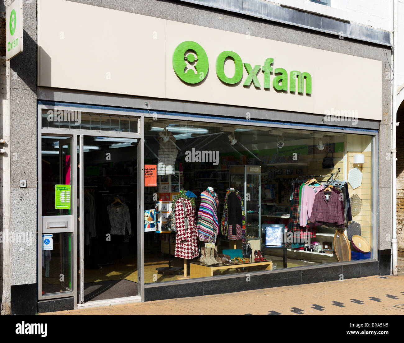 Tienda benéfica Oxfam en Huddersfield Town Center, West Yorkshire, Inglaterra, Reino Unido. Foto de stock