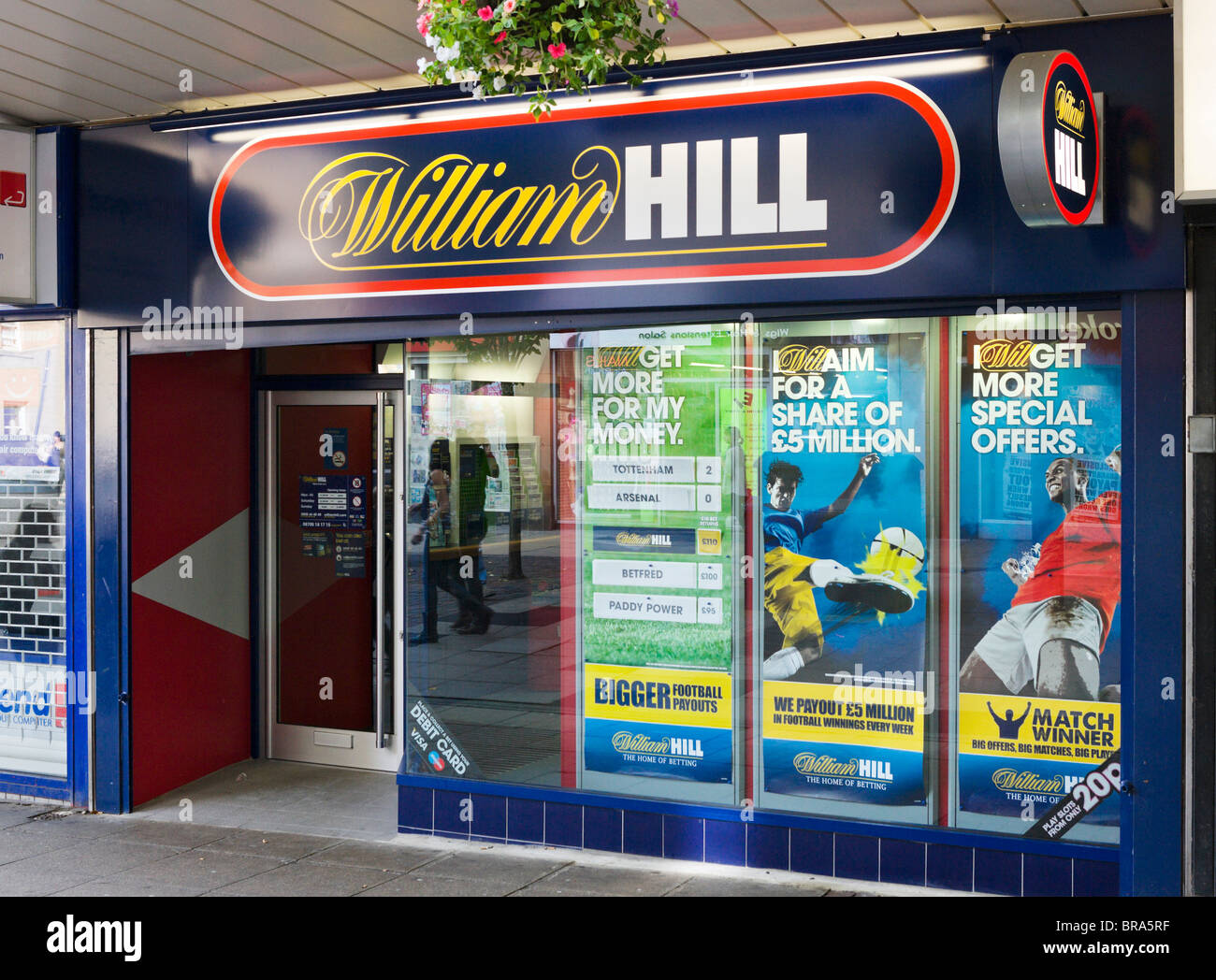 La tienda de apuestas William Hill en el centro de la ciudad de Huddersfield, West Yorkshire, Inglaterra, Reino Unido. Foto de stock