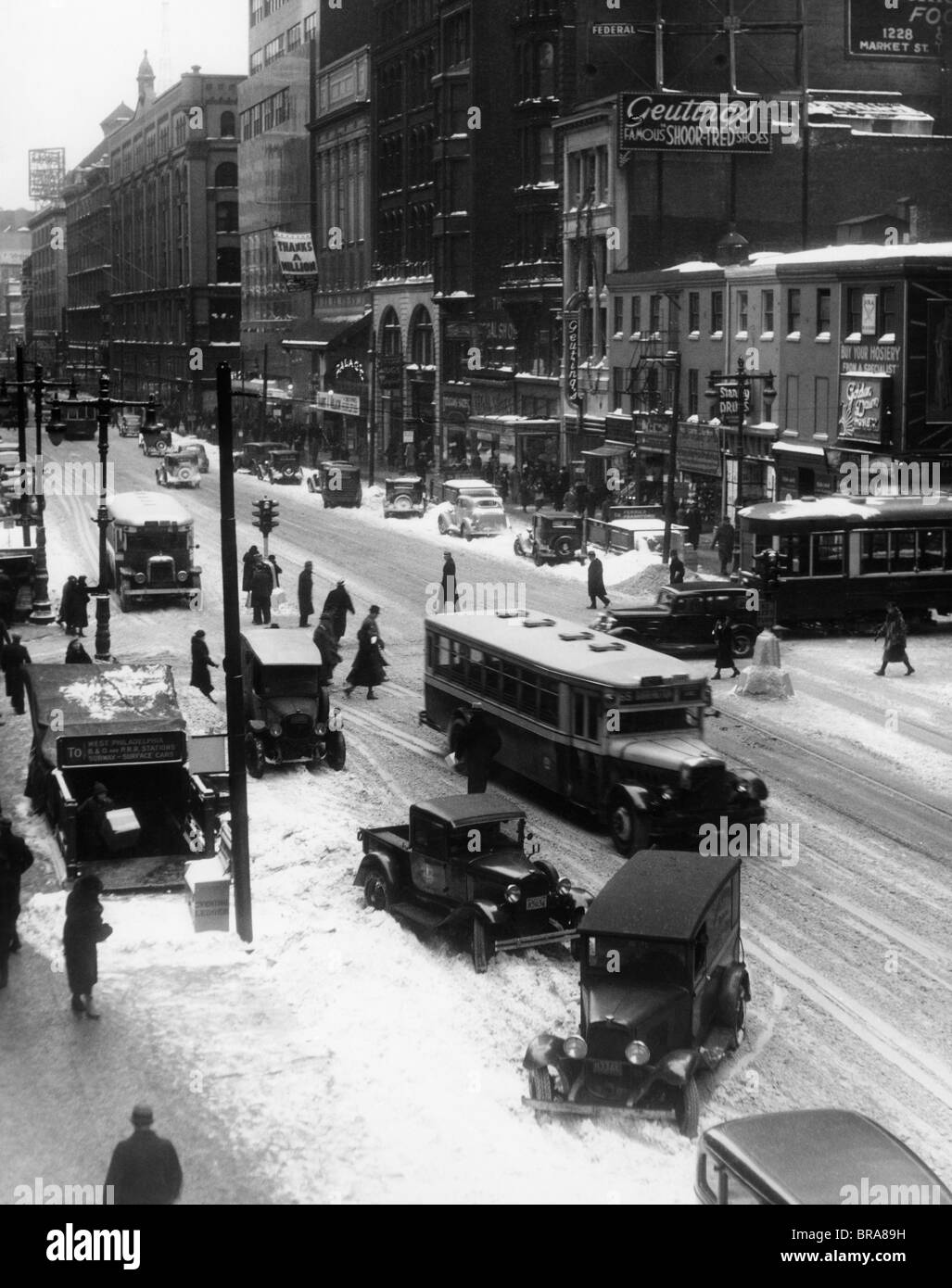 1930 1935 Calle de la ciudad de Philadelphia nevadas en invierno Foto de stock