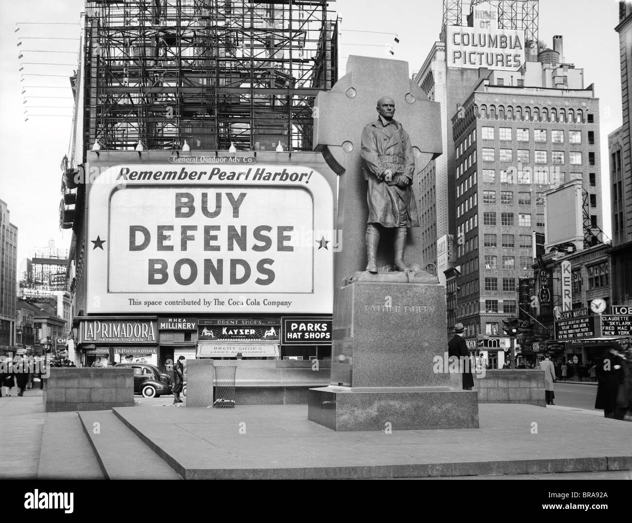 1940 comprar bonos de defensa BILLBOARD EN LA ESTATUA DEL PADRE DUFFY DE LOS COMBATES DE LA I GUERRA MUNDIAL 69A TIMES SQUARE EN LA CIUDAD DE NUEVA YORK Foto de stock