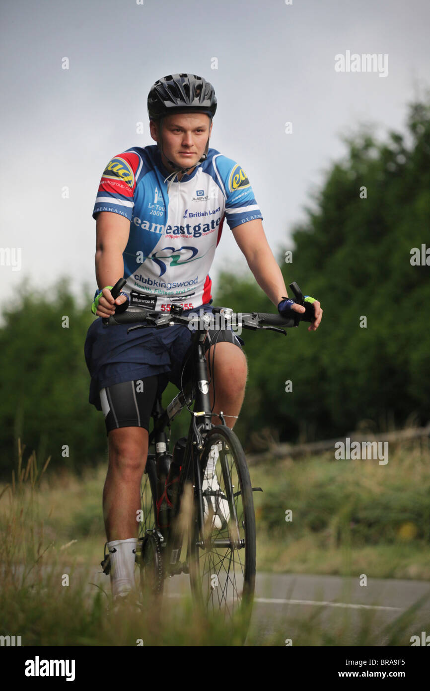 Un hombre en plena ciclismo ropa en Fotografía de stock Alamy