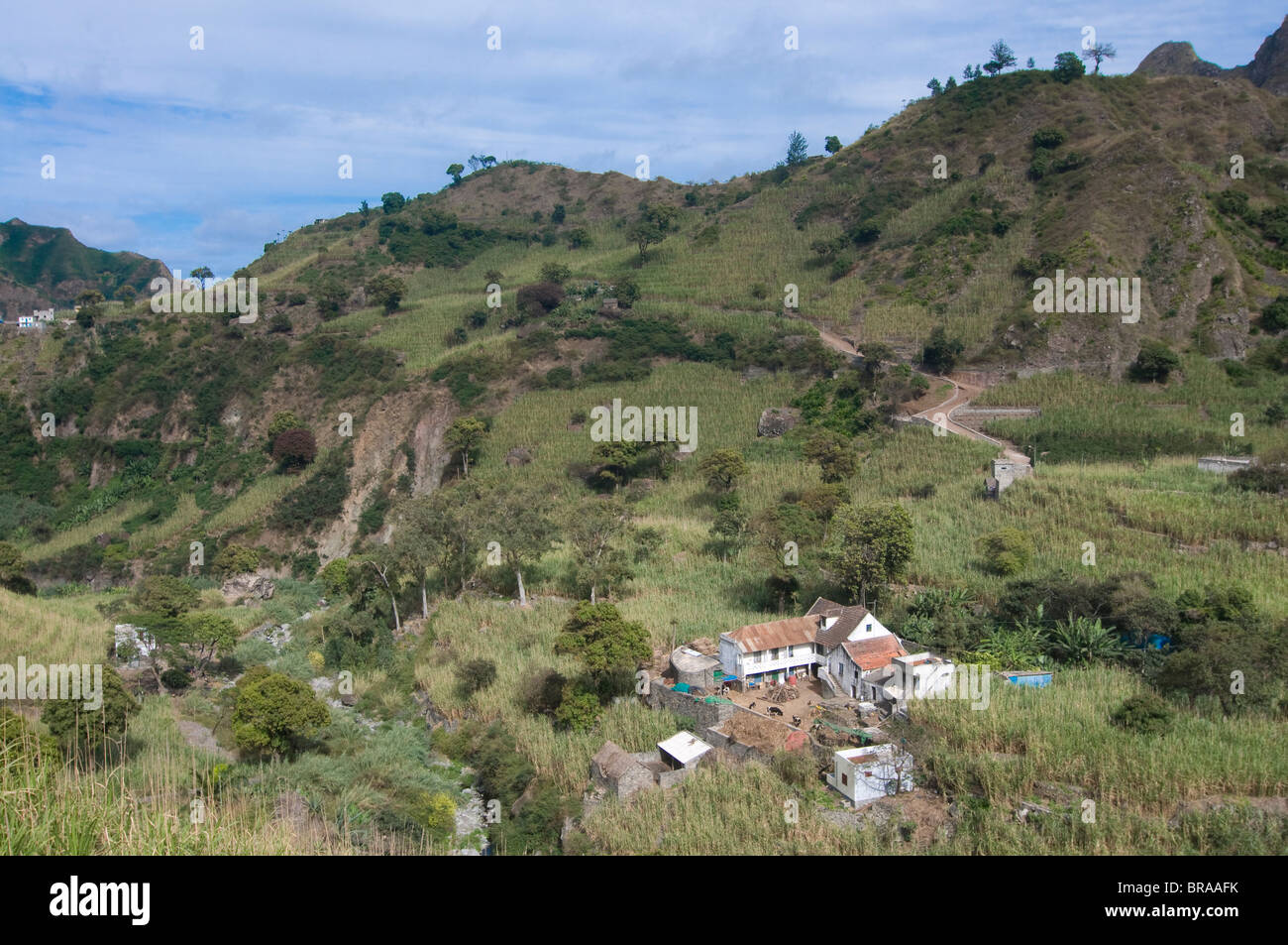 Paisaje de montaña con pequeñas casas, San Antao, Cabo Verde, África Foto de stock