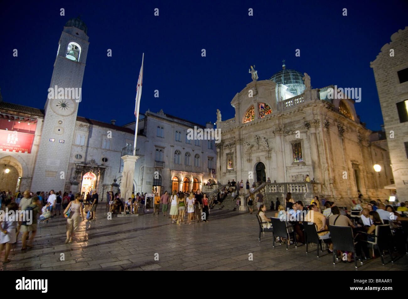 Los turistas sentados en los cafés por la noche en Dubrovnik, Croacia, Europa Foto de stock