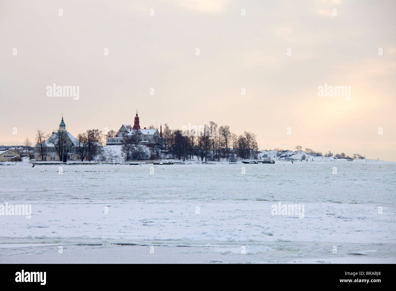 Isla Blekholmen vistos desde el puerto, Helsinki, Finlandia, Escandinavia, Europa Foto de stock