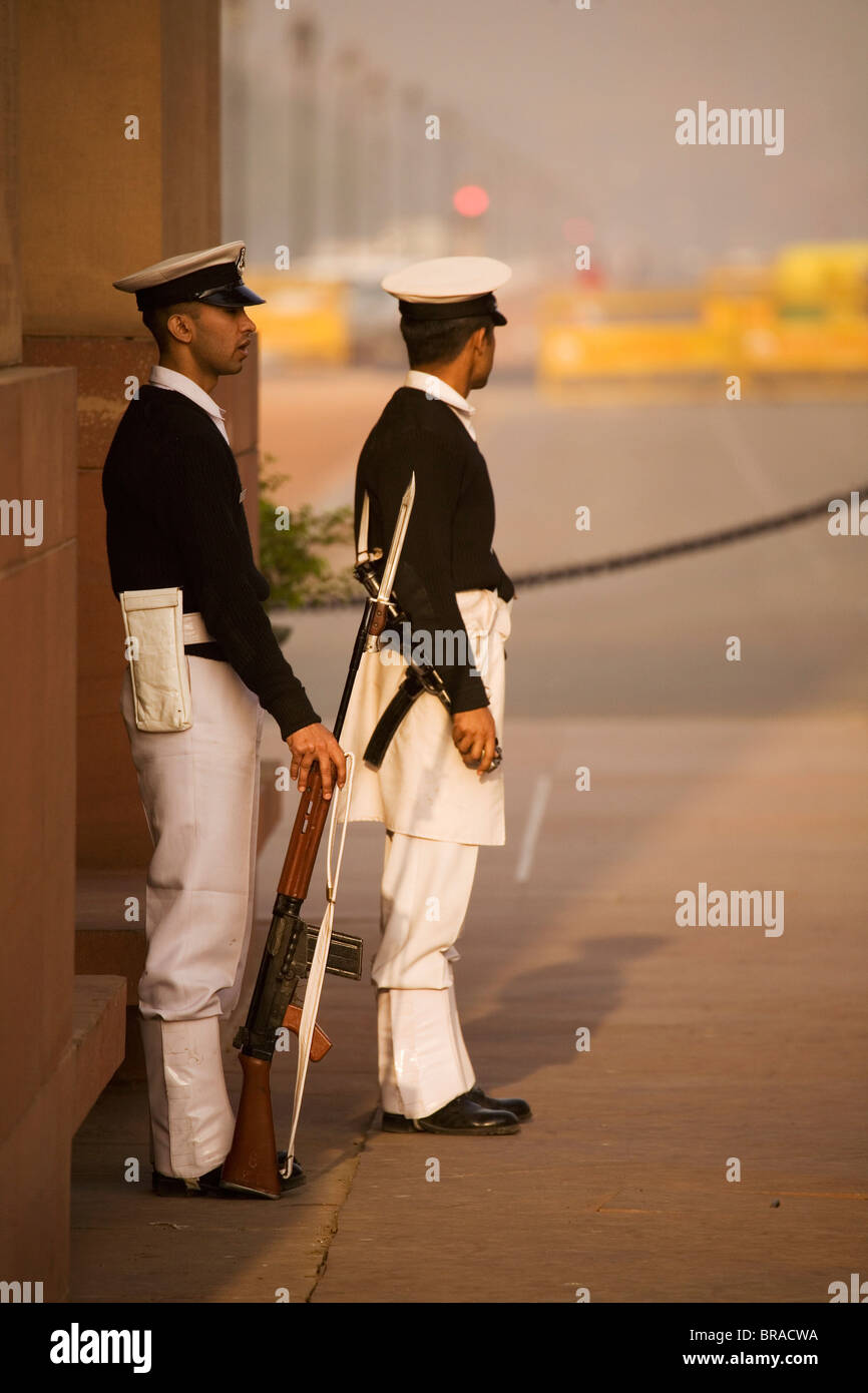 Soldados indios estar de guardia en la puerta de la India, el National War Memorial diseñado por Sir Edwin Lutyens, en Nueva Delhi, India, Asia Foto de stock