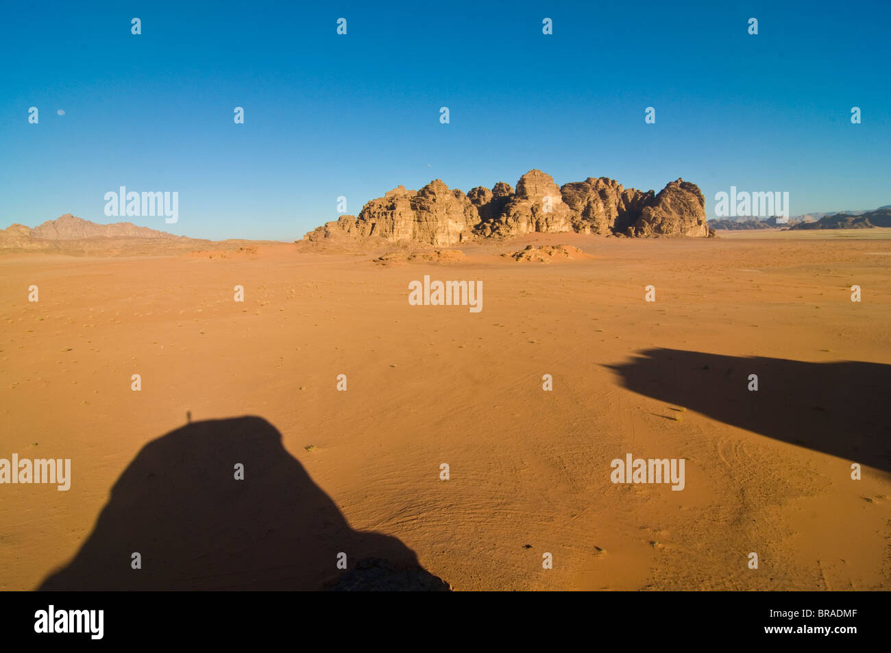 El impresionante paisaje del desierto de Wadi Rum, Jordania, Oriente Medio Foto de stock
