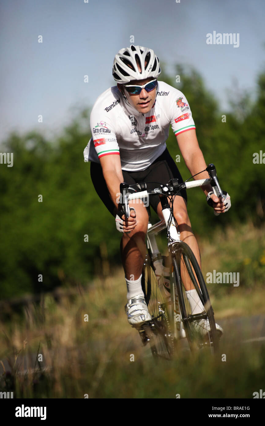 en plena ropa ciclismo a través los árboles Fotografía de stock - Alamy