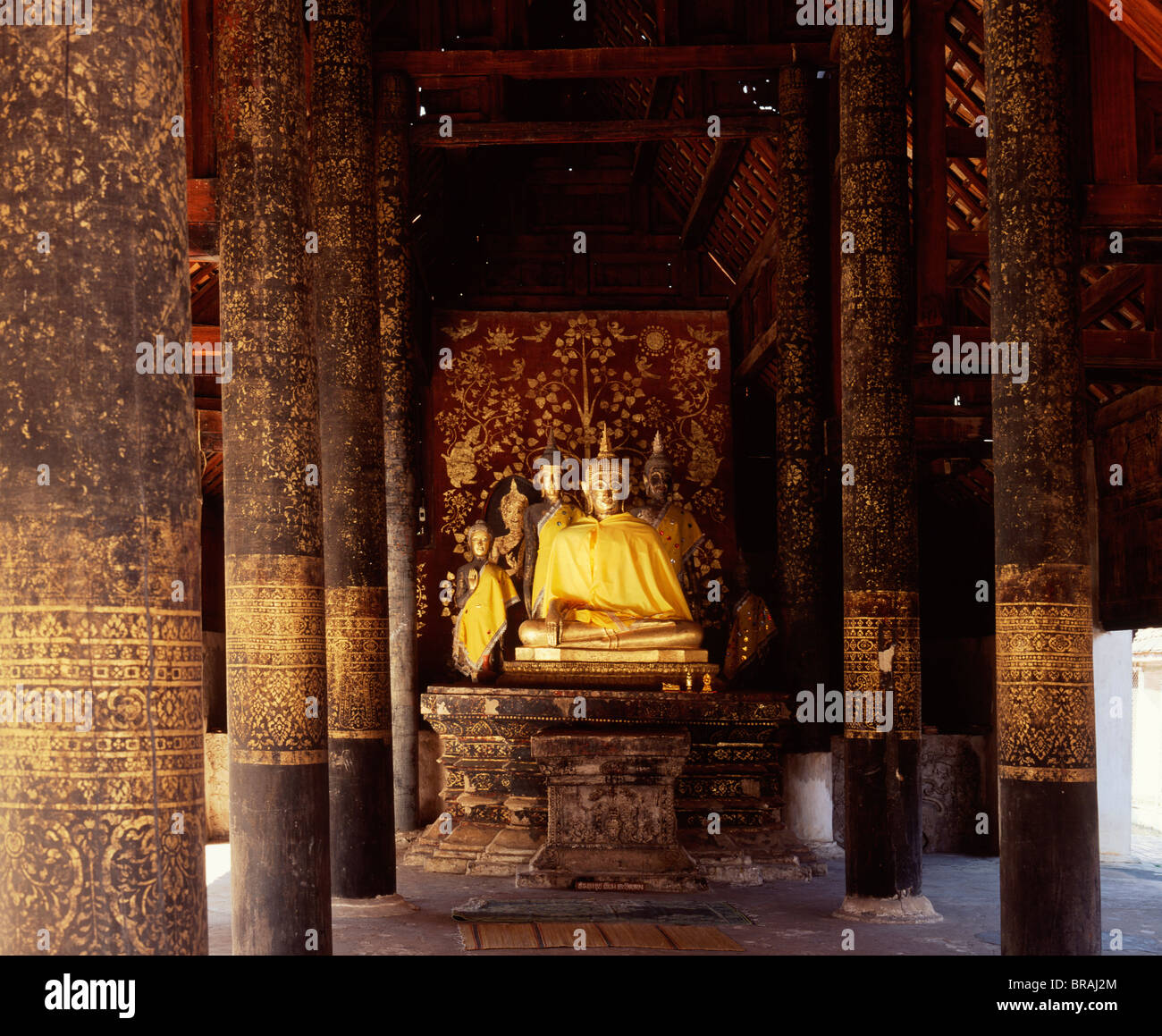 Interior de Wihan Nam Taem en Wat Phra That Luang, el edificio de madera más antiguo de Tailandia, Lampang, Tailandia, el sudeste de Asia Foto de stock