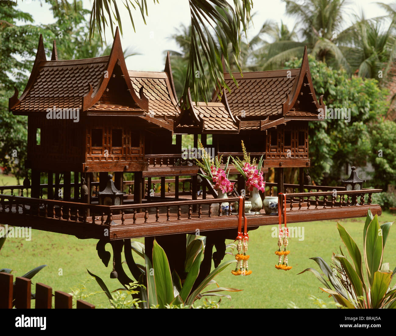 Spirit House en la forma de una casa de estilo tradicional tailandés, Bangkok, Tailandia, el sudeste de Asia, Asia Foto de stock