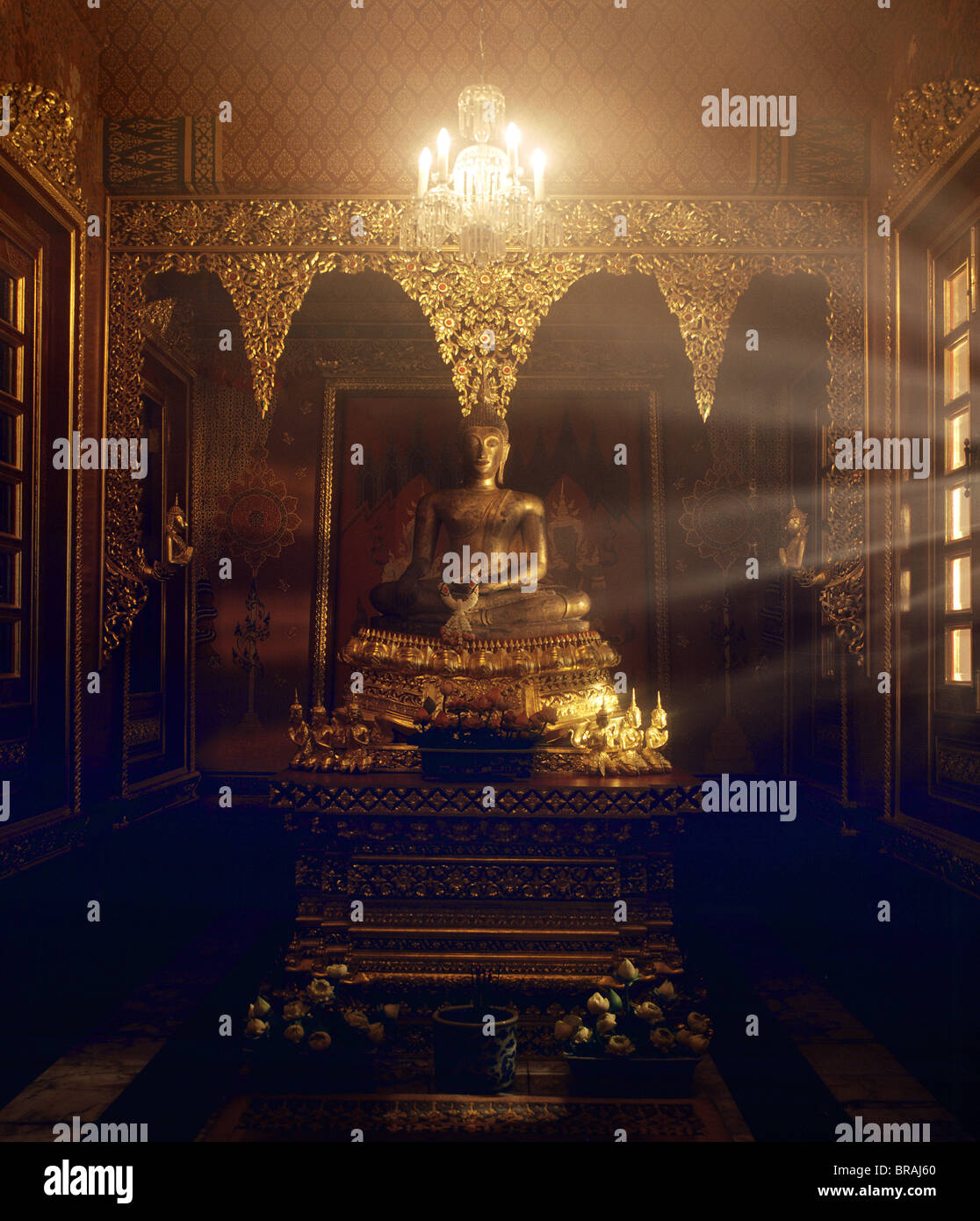 Una imagen de Buda Sukhothai dentro de una capilla privada en el Museo de Prasat, Bangkok, Tailandia, el sudeste de Asia, Asia Foto de stock