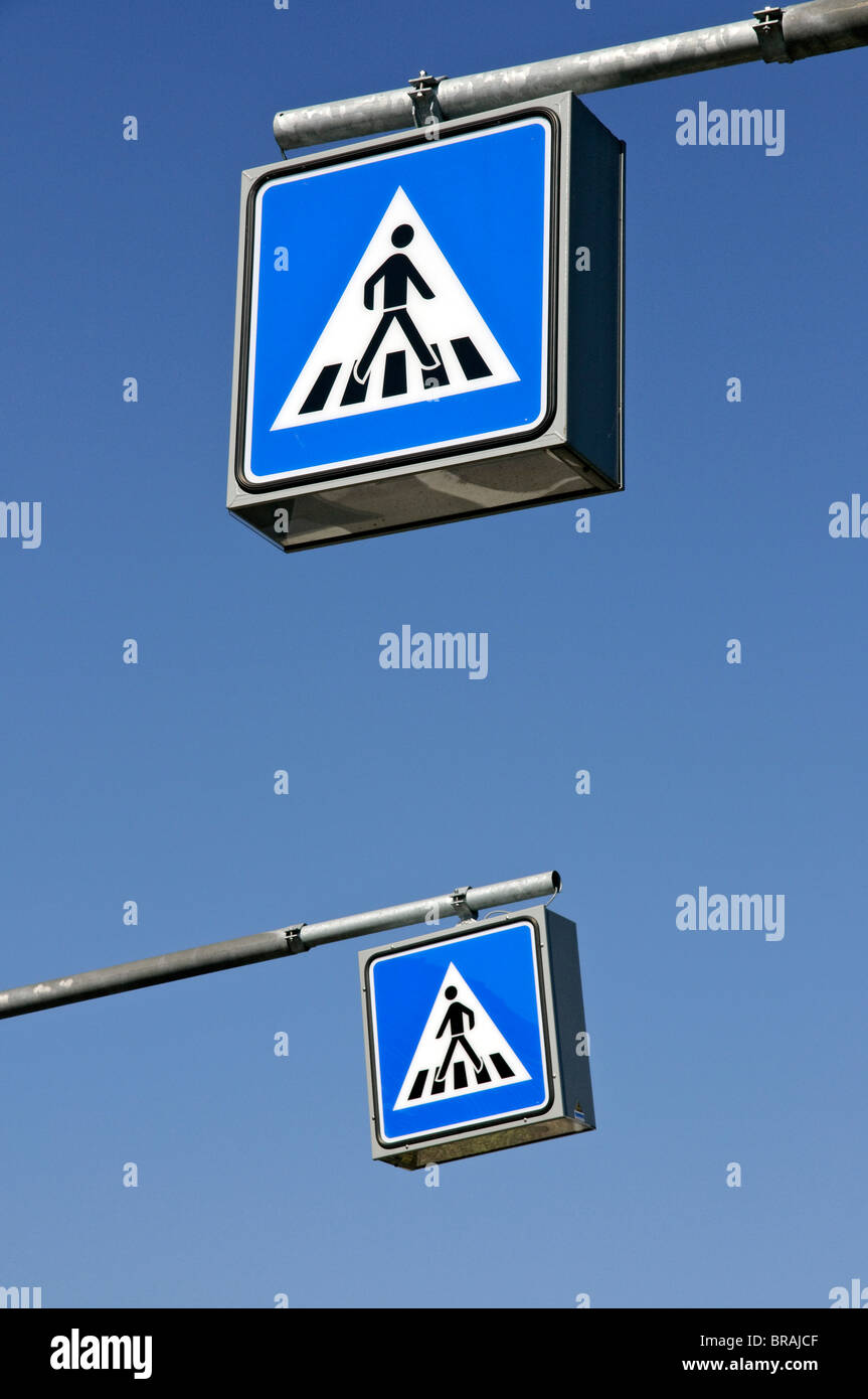 Signos de cruce peatonal alemán contra el cielo azul. Foto de stock