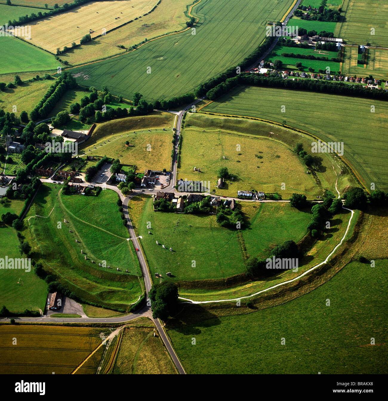 Imagen aérea de Avebury, el neolítico, Monumento, sitio de una gran henge y varios círculos de piedra, UNESCO, Wiltshire, Inglaterra, Reino Unido. Foto de stock