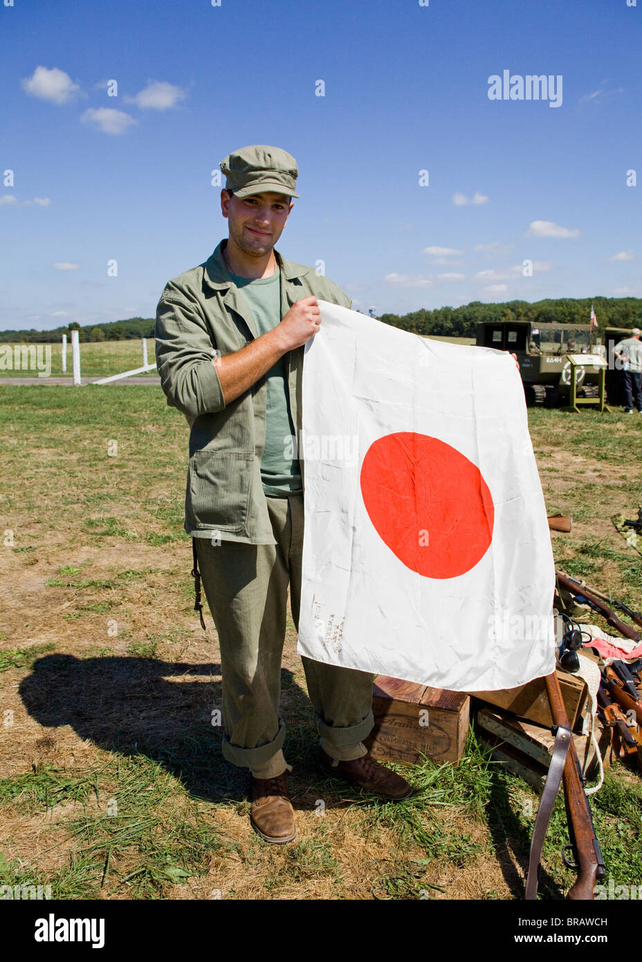 La segunda guerra mundial era soldado del ejército estadounidense celebración Bandera japonesa Foto de stock