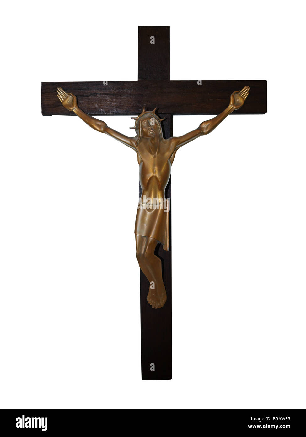 Crucifijo de bronce en cruz de madera aislada con trazado de recorte Foto de stock