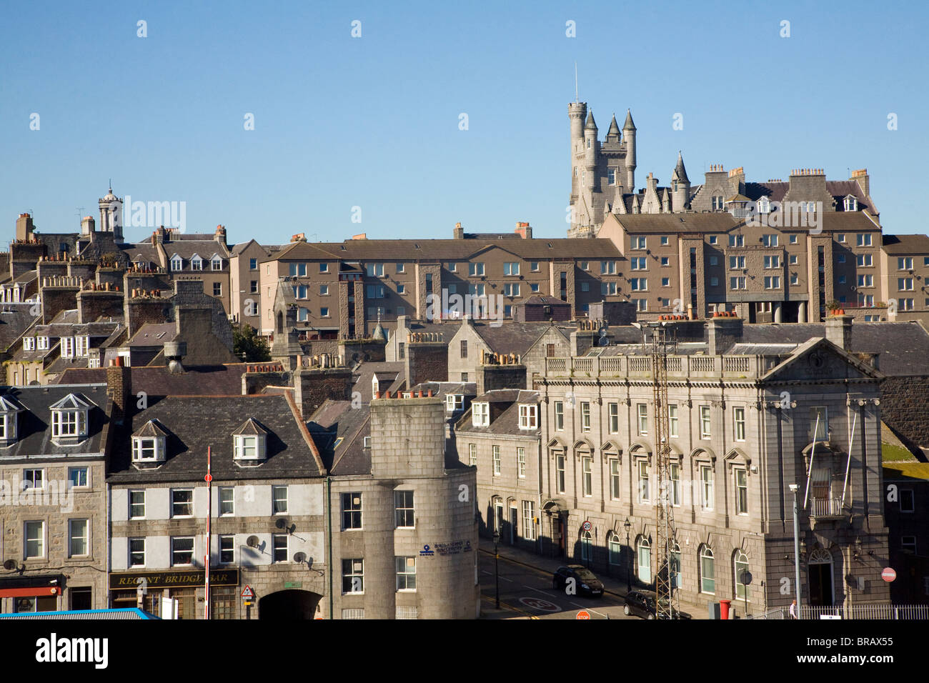 Vista desde los muelles en edificios centrales Aberdeen, Escocia Foto de stock