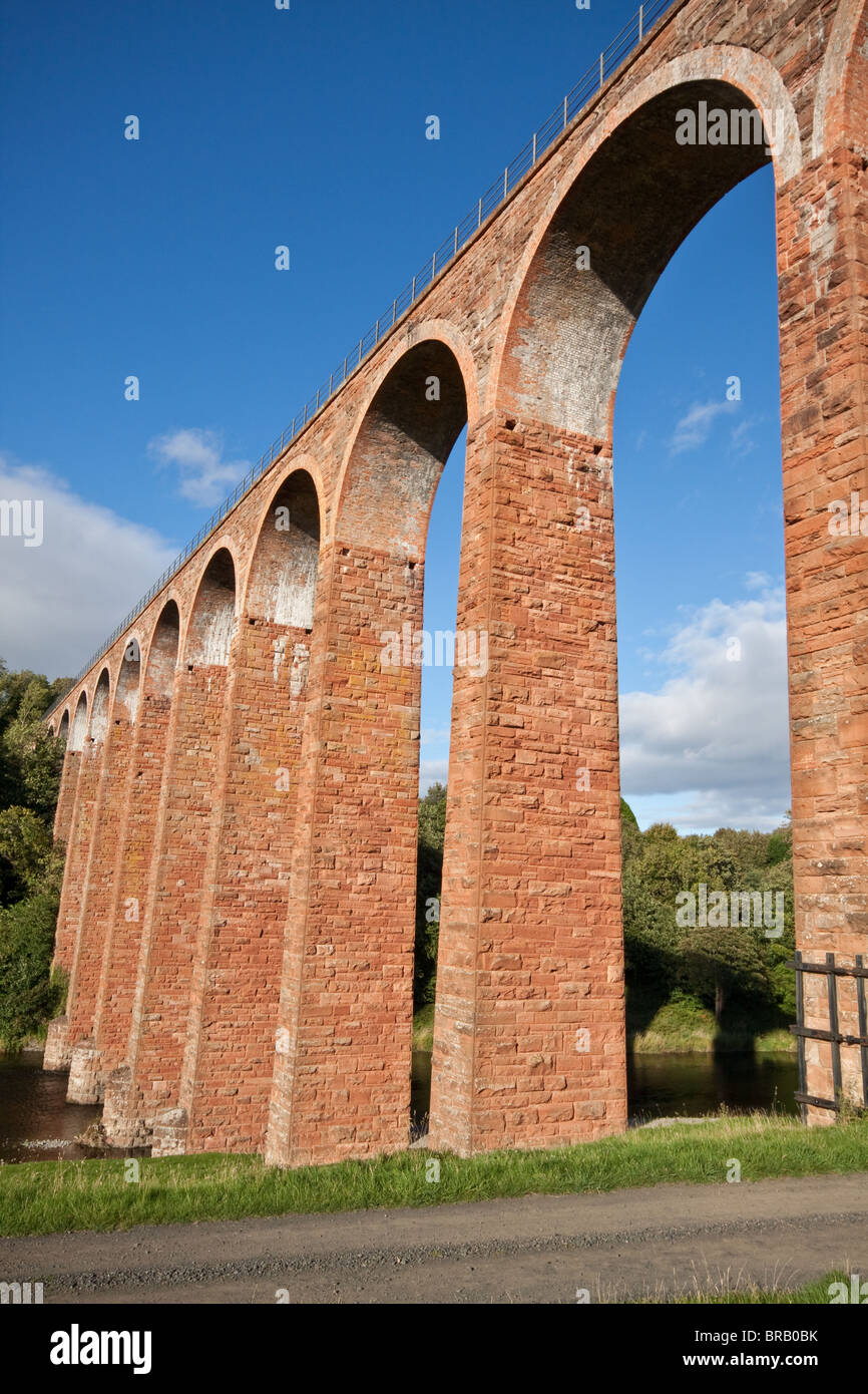 Leaderfoot viaducto ferroviario sobre el río Tweed cerca de Melrose. Foto de stock