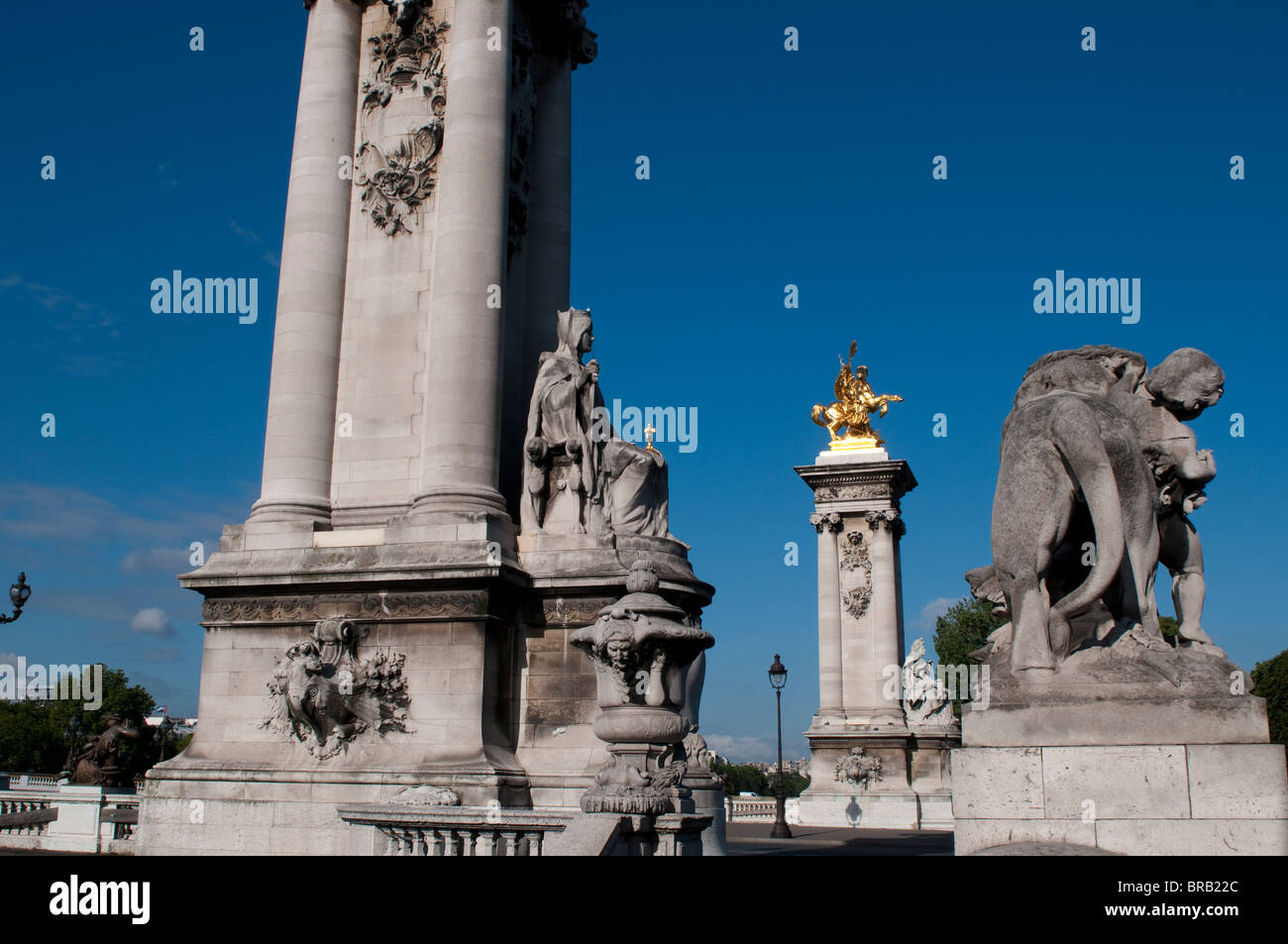 Estatuas sobre Puente Alexandre III, el Puente de Alexander la tercera, París, Francia Foto de stock