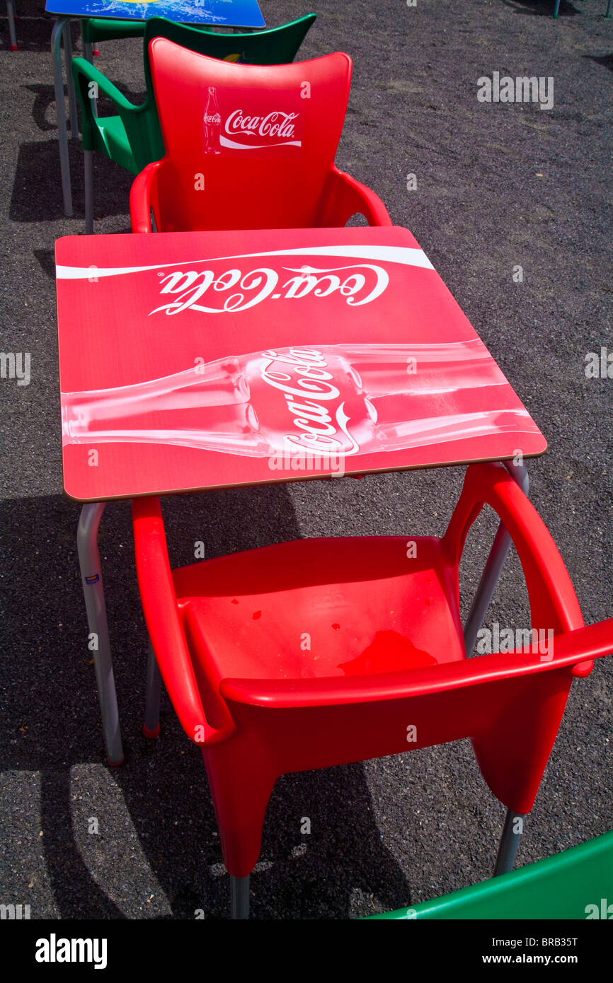 Coca cola chairs fotografías e imágenes de alta resolución - Alamy